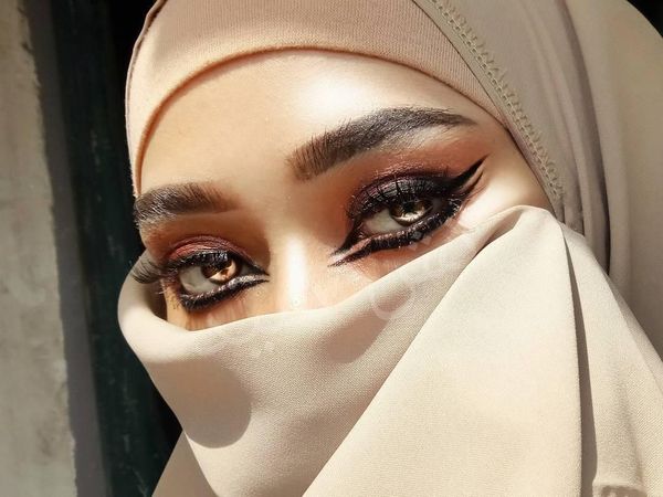 10 Gaya Beauty Vlogger Indonesia Bercadar yang Jadi Kontroversi