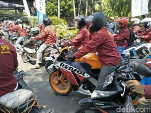 Buruh Ikut Demo Sambil Tunggangi Honda CBR dan Yamaha NMAX