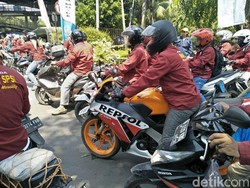 Buruh Ikut Demo Sambil Tunggangi Honda CBR dan Yamaha NMAX