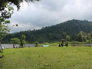 Santai Dulu Yuk di Situ Gunung Sukabumi