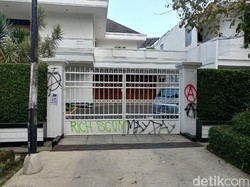 Massa Hari Buruh Corat-coret Rumah dan Pertokoan di Bandung