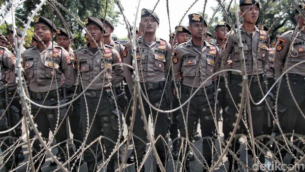 Aksi Polisi Jaga Demo Buruh