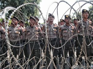 Aksi Polisi Jaga Demo Buruh Aksi Polisi Jaga Demo Buruh