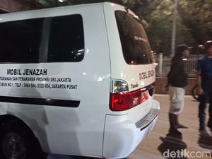 Jenazah Pekerja yang Terperosok di Gorong-gorong Dibawa ke RSCM