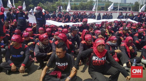 Para peserta Hari Buruh Internasional, di Istora Senayan, Jakarta, Selasa (1/5).
