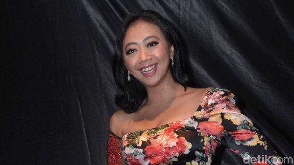 Tampil Berbunga-bunga, Senyum Asri Welas Merekah