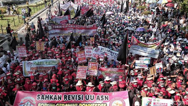 Buruh Menyemut di Patung Kuda