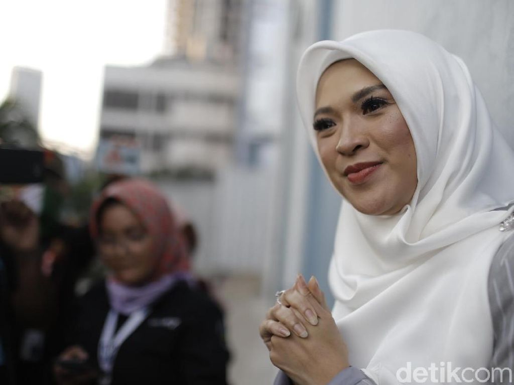 Delia eks Ecoutez Ajak Milenial Jangan Golput untuk Pilpres 2019 Delia eks Ecoutez Ajak Milenial Jangan Golput untuk Pilpres 2019