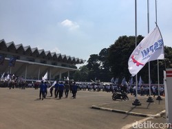Massa Buruh Mulai Padati Istora Senayan