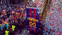 Barcelona sendiri tak lupa memberikan tempat dalam perayaan gelar ini untuk menghormati jasa Iniesta sepanjang 16 musim di tim utama. Di bagian belakang bus, terdapat frasa Infinit Iniesta lengkap dengan logo infiniti yang berasal dari nomor punggung 8 sang legenda. (Foto: Instagram @fcbarcelona)
