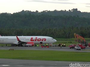 Lion Air yang Tergelincir di Gorontalo Belum Berhasil Dievakuasi Lion Air yang Tergelincir di Gorontalo Belum Berhasil Dievakuasi