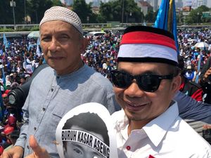 Topeng Tenaga Kerja Asing Sobek-sobek di Tangan Amien Rais Topeng Tenaga Kerja Asing Sobek-sobek di Tangan Amien Rais