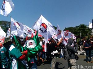 Ribuan Buruh Berorasi di Depan Monumen Patung Suro dan Boyo Ribuan Buruh Berorasi di Depan Monumen Patung Suro dan Boyo