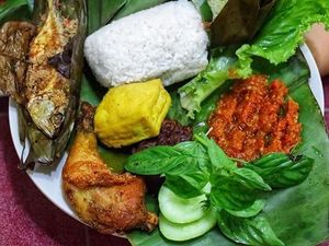 Masih di Bandung Hari Ini? Makan Siang dengan Menu Nasi Timbel Aja Masih di Bandung Hari Ini? Makan Siang dengan Menu Nasi Timbel Aja