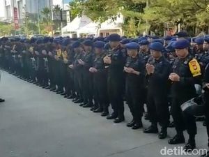 300 Brimob Lantunkan Asmaul Husna saat May Day di Makassar 300 Brimob Lantunkan Asmaul Husna saat May Day di Makassar