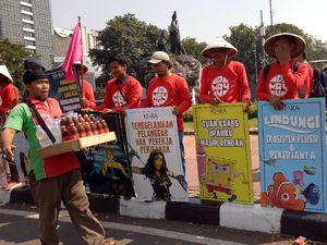 Buruh Minta Menteri Susi Tenggelamkan Pelanggar Pekerja Perikanan Buruh Minta Menteri Susi Tenggelamkan Pelanggar Pekerja Perikanan