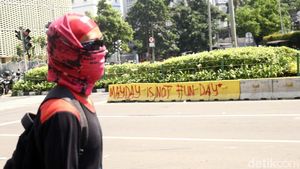 Waduh Ada Coretan May Day Is Not Fun Day di Sarinah