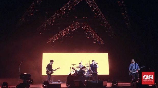 Absen Konser di Indonesia, Fall Out Boy Guncang Singapura