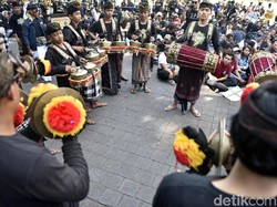 Pemusik Tradisional Ikut Ramaikan Aksi May Day di Bali