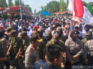Buruh di Cilegon Minta Pemerintah Perketat Pengawasan Perusahaan Buruh di Cilegon Minta Pemerintah Perketat Pengawasan Perusahaan
