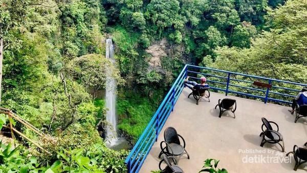 Tempat Asyik Leyeh-leyeh di Bandung, Depannya Air Terjun