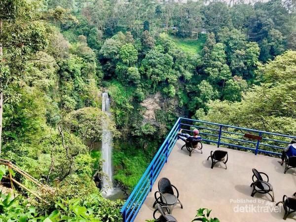 Tempat Asyik Leyeh-leyeh di Bandung, Depannya Air Terjun