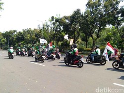 Konvoi Ojol Ramaikan May Day di Patung Kuda Monas