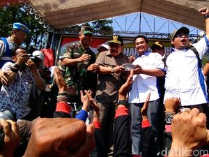 Pakde Karwo Temui Massa Buruh, Bicara Upah dan Potong Tumpeng Pakde Karwo Temui Massa Buruh, Bicara Upah dan Potong Tumpeng