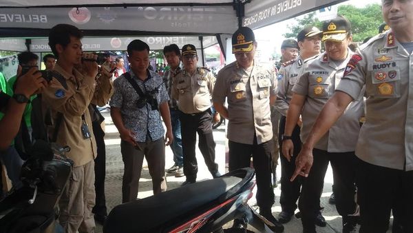 Foto: Kado Ganti Oli Gratis untuk Buruh Bekasi Saat May Day