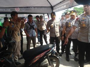 Foto: Kado Ganti Oli Gratis untuk Buruh Bekasi Saat May Day Foto: Kado Ganti Oli Gratis untuk Buruh Bekasi Saat May Day