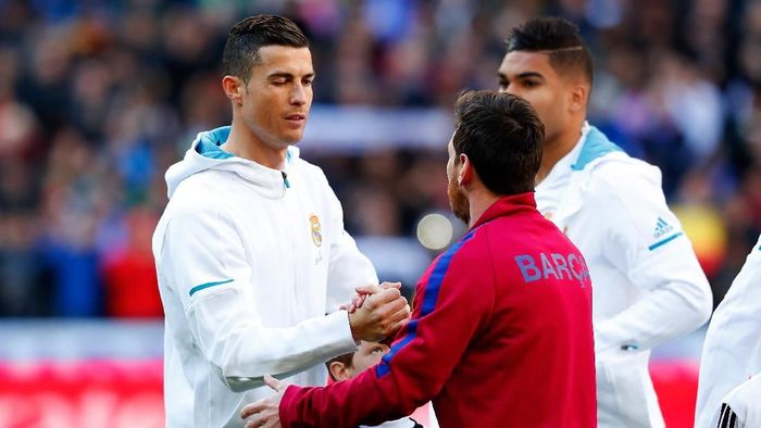 Cristiano Ronaldo saat bersalaman dengan Lionel Messi. (Foto: Gonzalo Arroyo Moreno/Getty Images) Cristiano Ronaldo saat bersalaman dengan Lionel Messi. (Foto: Gonzalo Arroyo Moreno/Getty Images)