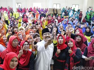 Di Probolinggo, Gus Ipul Janjikan Upah Minimum Guru