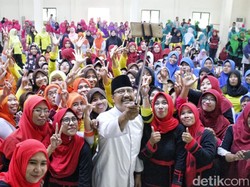 Di Probolinggo, Gus Ipul Janjikan Upah Minimum Guru