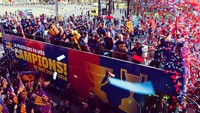 Ribuan warga tumpah ke jalanan kota Barcelona untuk menyambut para juara mereka. (Foto: Instagram @fcbarcelona)