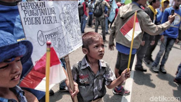 Anak-anak Ikuti May Day