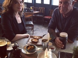 Anthony Bourdain Cicipi Babi Guling di Bali hingga Gaya Makan si Keren Billy Davidson