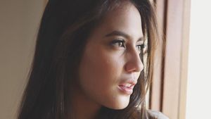 Foto: Deretan Gaya Simpel Tapi Memikat Pevita Pearce Hanya Pakai Kaus