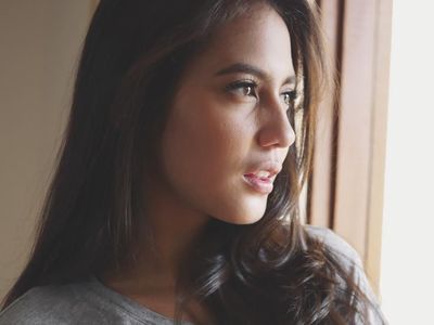 Foto: Deretan Gaya Simpel Tapi Memikat Pevita Pearce Hanya Pakai Kaus