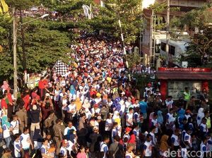 May Day, Buruh di Semarang Ikut Jalan Sehat Berhadiah Mobil May Day, Buruh di Semarang Ikut Jalan Sehat Berhadiah Mobil