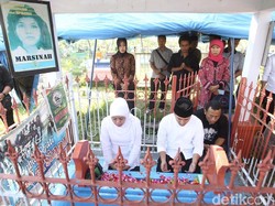 Khofifah dan Emil Disambut Buruh saat Ziarah ke Makam Marsinah