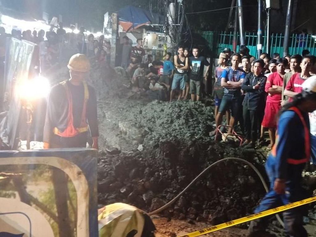 Foto Proses Evakuasi Pekerja Terperosok Gorong-gorong di Pluit Foto Proses Evakuasi Pekerja Terperosok Gorong-gorong di Pluit