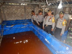 Rumah Semi Permanen Dijadikan Tempat Mengoplos Miras Arak Digerebek