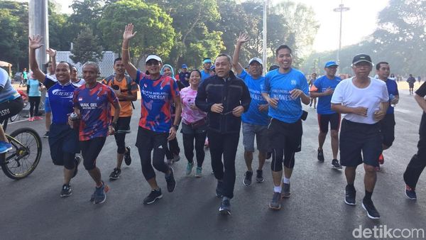 Foto: Aksi Zulkifli dan Sandiaga Lari Pagi Rayakan May Day