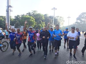 Foto: Aksi Zulkifli dan Sandiaga Lari Pagi Rayakan May Day Foto: Aksi Zulkifli dan Sandiaga Lari Pagi Rayakan May Day