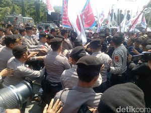 May Day di Makassar Ricuh, Buruh dan Polisi Saling Dorong