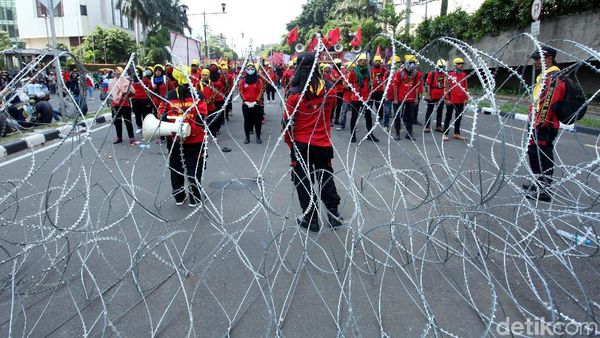 Menuju Bundaran HI, Massa Buruh Dihadang Polisi