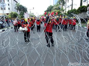 Menuju Bundaran HI, Massa Buruh Dihadang Polisi Menuju Bundaran HI, Massa Buruh Dihadang Polisi