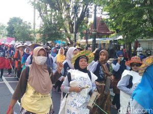 Peringati May Day, Pekerja Rumahan di Yogya Penuhi Malioboro Peringati May Day, Pekerja Rumahan di Yogya Penuhi Malioboro