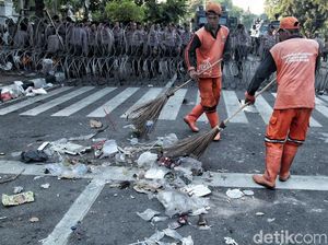 30 Ton Sampah Diangkut DLH DKI Saat Perayaan May Day 2023