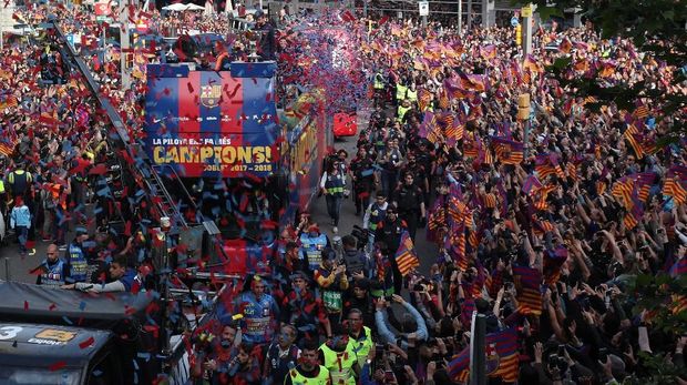 Pawai perayaan gelar Barcelona berlangsung selama dua jam di jalanan kota.